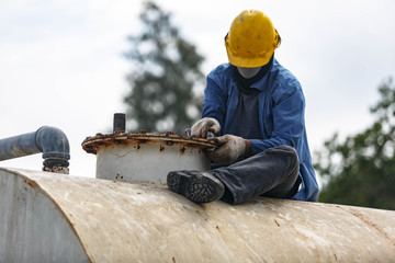 tighten bolt