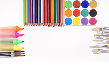 Obraz premium farbenfrohe Büroartikel auf weißem Hintergrund mit Textfeld