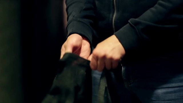 Thief puts black gloves