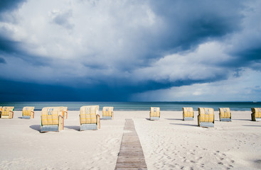 Strandstuhl/Strandst&uuml;hle am Strand bei Sturm