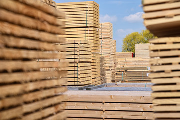 Lagerung von Holzbrettern in einem Sägewerk 