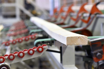 



sawmill: wooden board to plane on the assembly line of a machine
 // Sägewerk: Holzbrett zum hobeln am Fliessband einer Maschine - obrazy, fototapety, plakaty