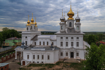 Fototapeta na wymiar Воскресенский собор в старинном русском городе Шуя