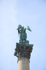 Jubiläumssäule am Schlossplatz in Stuttgart mit Skulptur der Concordia
