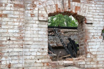 Развалины старинного здания после пожара