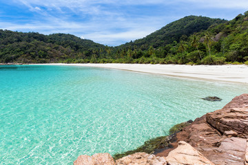 Einsamer tropischer Strand auf Pulau Redang, Malaysia