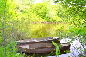 Деревянная лодка у речки 