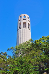 Fototapeta na wymiar San Francisco: veduta della Coit Tower, costruita nel 1933 in stile Art Deco, il 9 giugno 2010l 