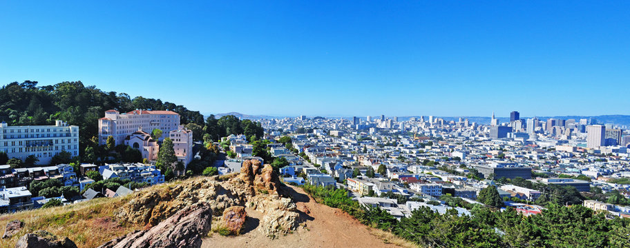 San Francisco: skyline e vista della città dalla cima della collina del Corona Heights Park l'8 giugno 2010
