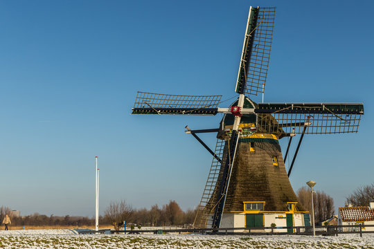 Nederlandse molen in de winter