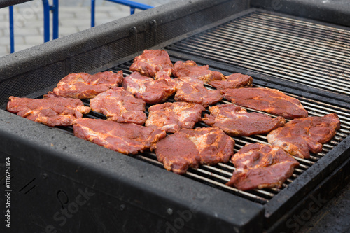 Grigliata di bistecche di collo di maiale