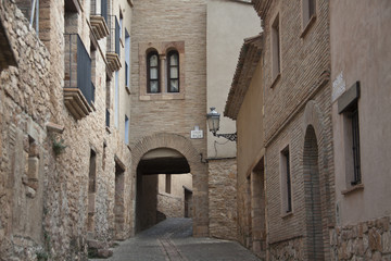 Fototapeta na wymiar Callejón del pueblo Medieval de Alquezar, Sierra de Guara en Huesca, Aragón