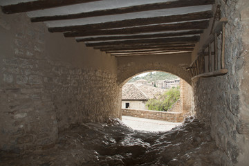 Túnel En el pueblo de Alquezar que conecta dos callejones con escalera colgada en la pared