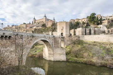 Fototapeta na wymiar Ancient bridge in Toledo, Tagus River. Spain. 