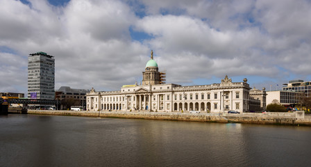 Fototapeta na wymiar The Custom House building Dublin,Ireland