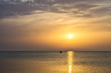 Obraz premium Smooth surface of water, the dawn of the sea, the solar path, fi