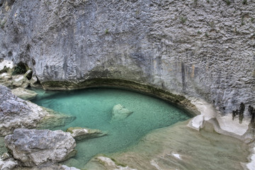 Bonito rincón en el fondo de la garganta del rio Vero a su paso por Alquézar en Huesca