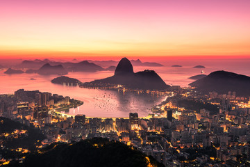 Rio de Janeiro net voor zonsopgang, stadslichten en de Suikerbroodberg