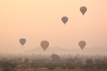 Fototapeta premium air balloons over Buddhist temples at sunrise. Bagan, Myanmar.