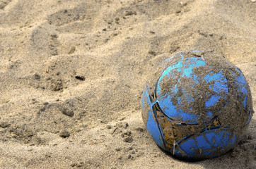 Balon de Fútbol desgastado en la playa