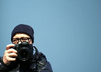 Obraz na płótnie Canvas Portrait of young man photographer with camera. paparazzi