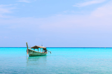 Obraz premium old wood boat,blue sea,space for your text