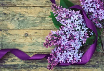 Crédence de cuisine en verre imprimé Lilas bouquet de lilas avec un ruban violet