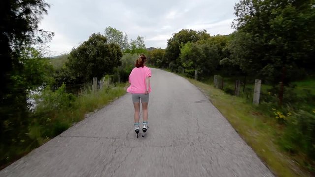 Mujer patinando