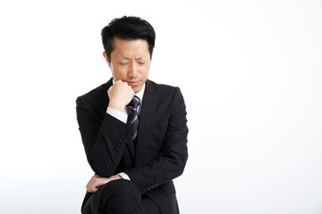 居眠りするサラリーマン