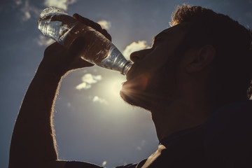 Мужчина пьет воду. 11