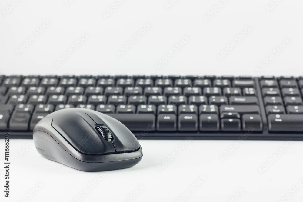 Fototapete computer mouse and keyboard on white background.