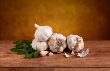 aglio sul tavolo di legno