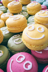 farbenfrohe macarons mit smiley