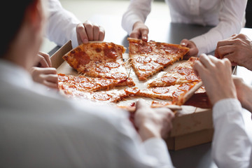 Obraz na płótnie Canvas Business team eating pizza