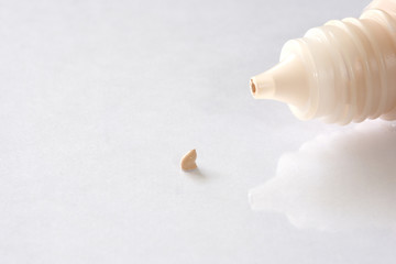 リキッドファンデーション　白背景

