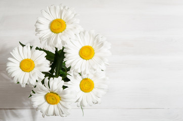 Obraz premium bouquet of daisies on light wooden table