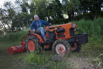 Taglio dell'erba con trattore