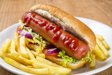 Detalle de perrito caliente con ketchup