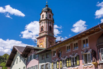 Kirche Sankt Peter und Paul mit Wohnhäusern in der Innenstadt von Mittenwald