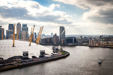 Obraz premium Widok z lotu ptaka Tamiza, North Greenwich i Docklands w pochmurny dzień w Londynie, Anglia, Wielka Brytania