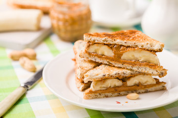 sandwich with peanut butter and banana