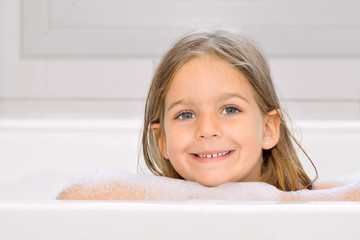 Obraz premium Toddler girl in bathtub