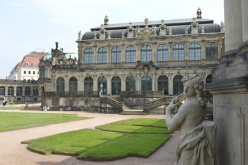 Dresden Zwinger mit Figur 