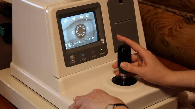 Ophthalmic diagnostic device