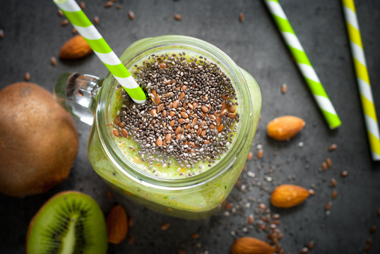 Green smoothie with seeds