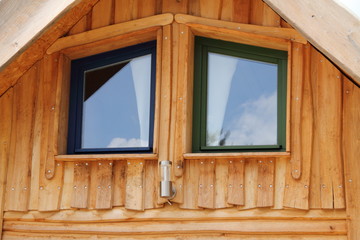 Naklejka na ściany i meble Fenster in einem Holzhaus