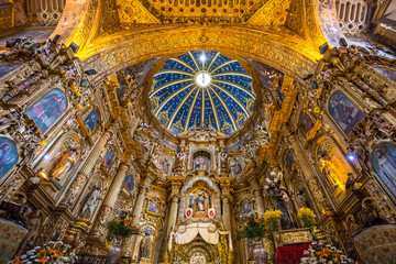 Fototapeta na wymiar Interior of San Francisco Church in old town of Quito, Ecuador.