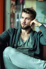 Obraz premium Attraktiver Mann entspannt zu Hause 