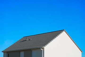 Einfaches modernes Satteldach oder Giebeldach mit Betondachsteinen
Simple modern gabled or pitched roof with concrete roof tiles