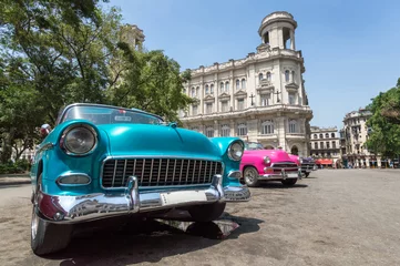 Zelfklevend Fotobehang Vintage cars serving as taxi for tourists in Old Havana, Cuba © Roberto Lusso